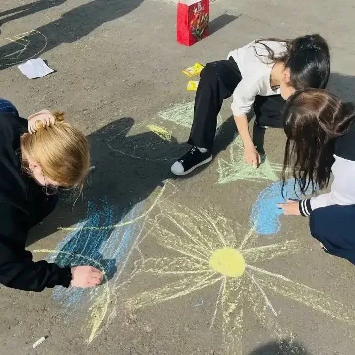 🌿 Учёба на свежем воздухе  В начальной школе прошла серия занятий на свежем воздухе. В одном классе 