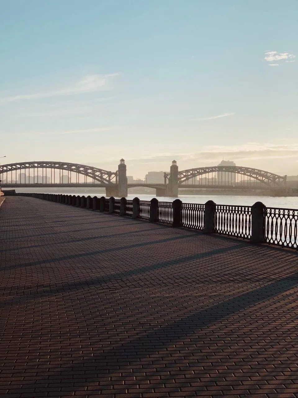 Рубрика #интересноSPb 

Один из самых фотогеничных мостов Петербурга — Большеохтинский — был построе