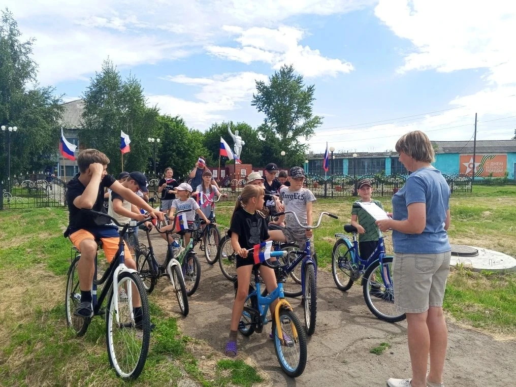 🚴‍♂️ В 16:00 на площади КДЦ юные велосипедисты Романовки выстроились для участия в велопробеге, пос