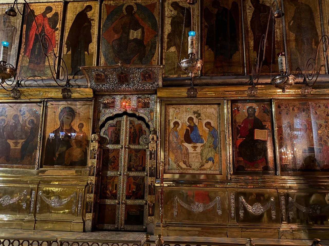 ⚡ Икону «Троица» Андрея Рублева вернули в иконостас в Троице-Сергиевой лавре. На время ...