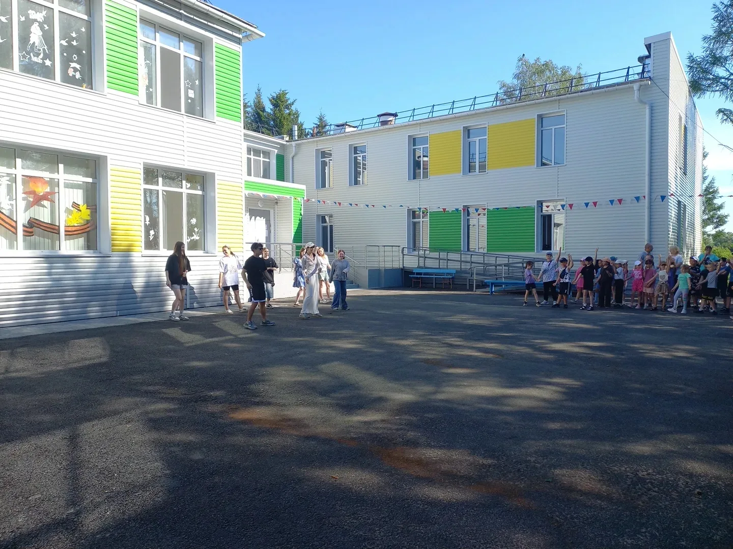 "На зарядку становись!" так начинается  день в лагере "Ромашка".
