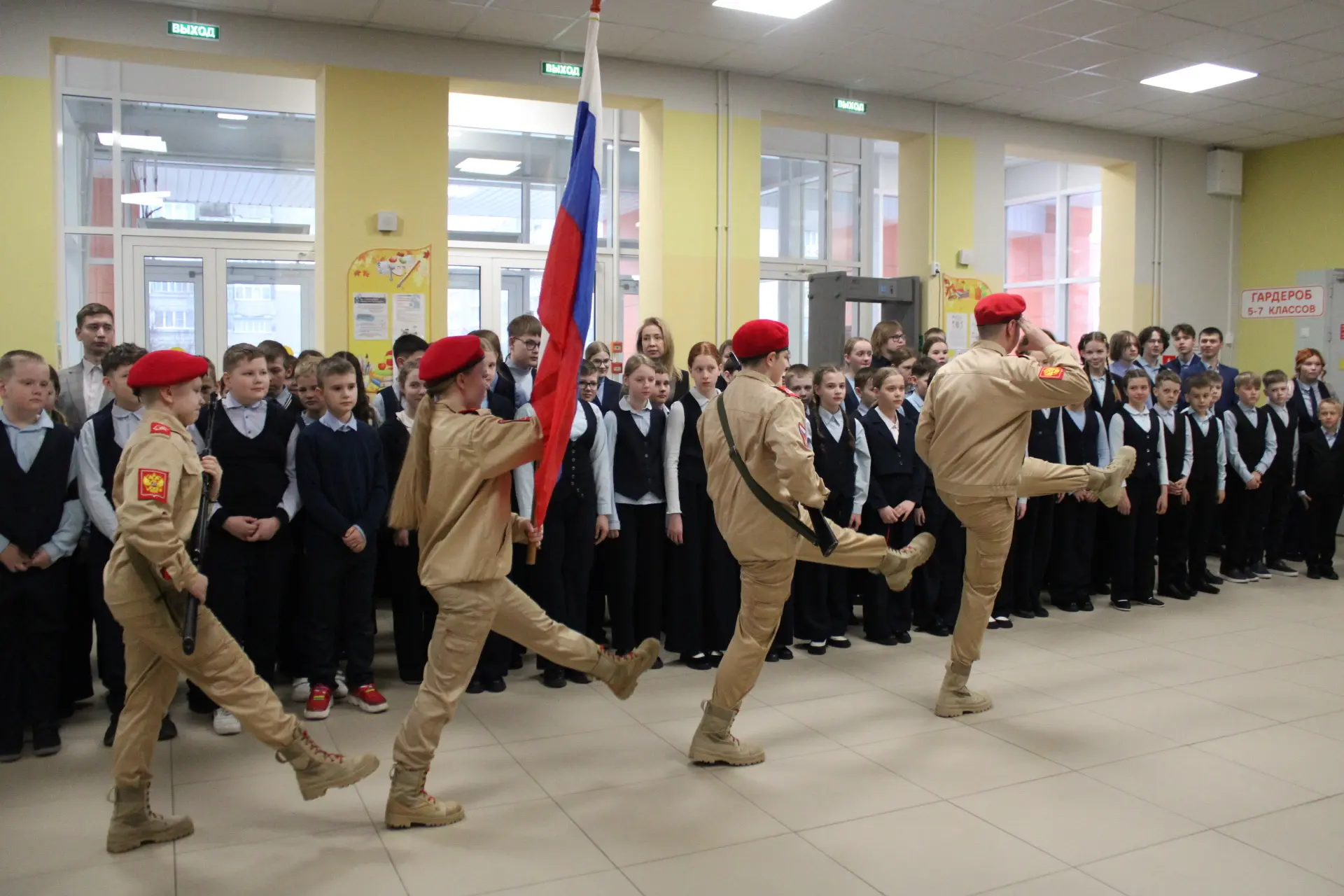 🇷🇺ТОРЖЕСТВЕННАЯ ЛИНЕЙКА🎉  📍Сегодня, 6 апреля, в нашей школе состоялось важное событие — первая ежене