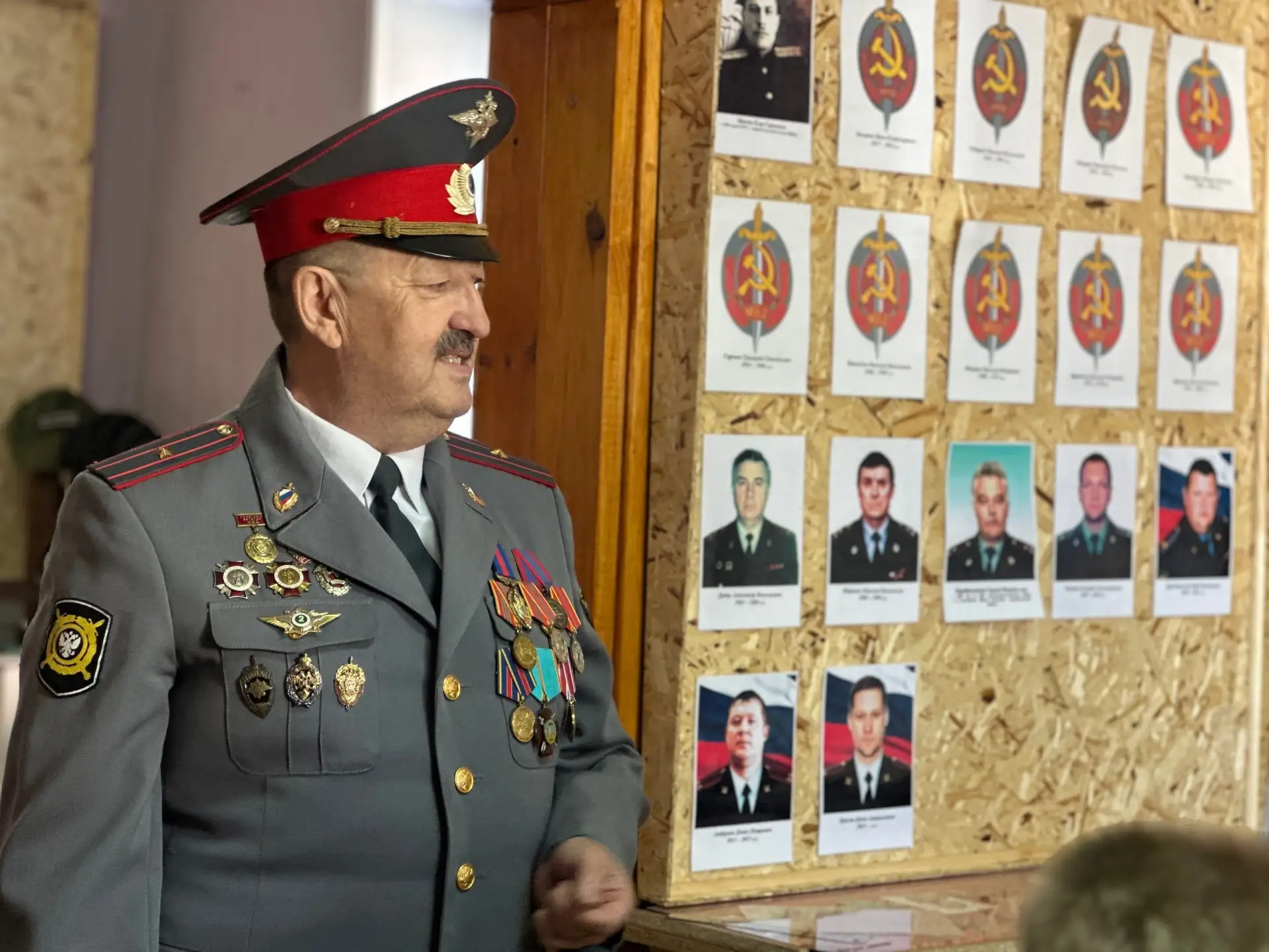 Ко Дню Победы Совет ветеранов отдела полиции Увельский наградили участников конкурса ри...
