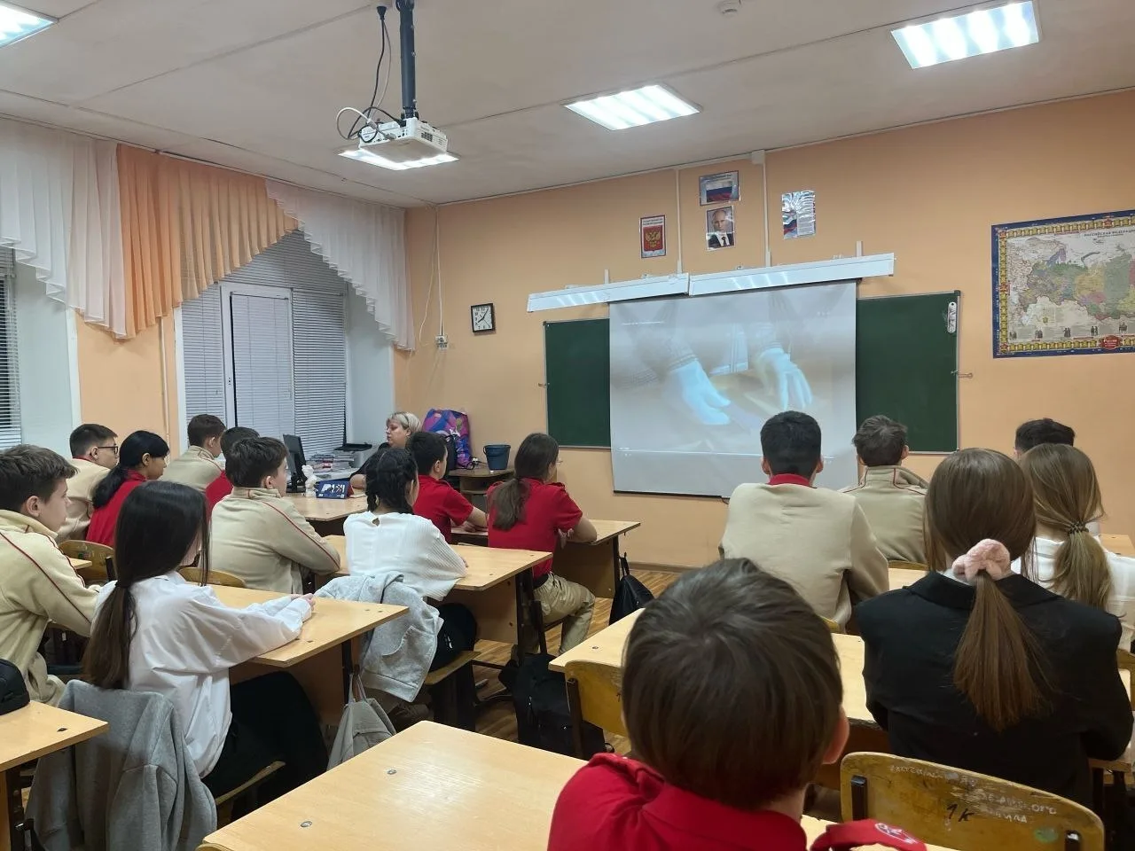 День полного освобождения Ленинграда от фашисткой блокады 27 января в школе прошли классные часы, а 