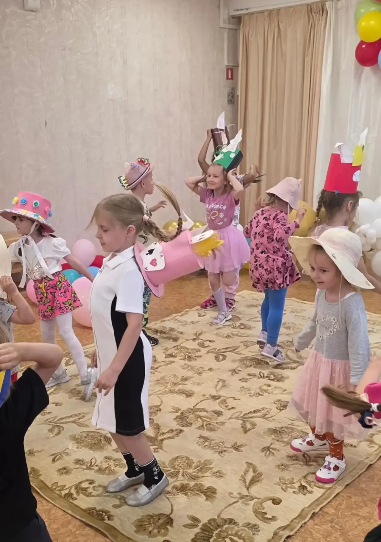 Настоящий модный показ прошел в нашем дошкольном отделении! 

🎀Маленькие модели устроили красочное 