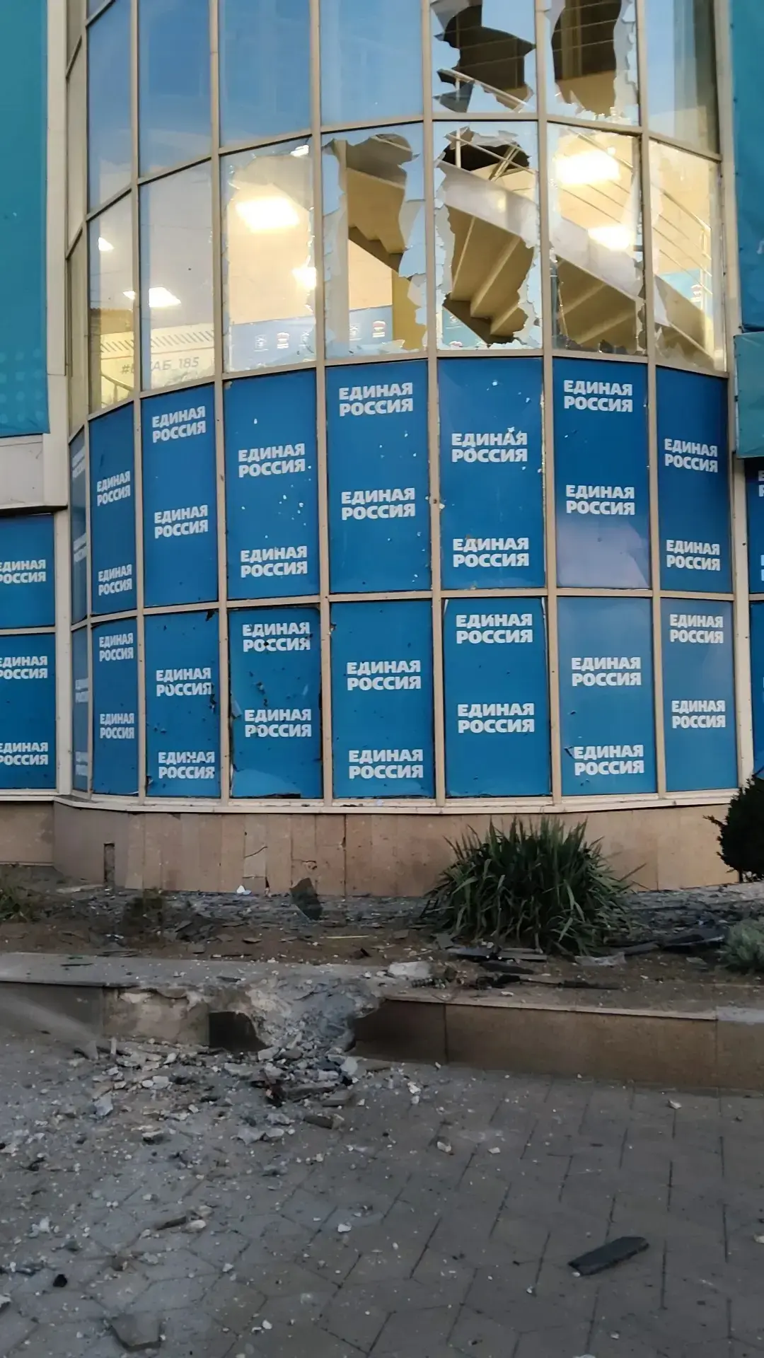 В Мелитополе прилетело по нашему штабу. Прямо в здание Единой России, куда люди идут за...
