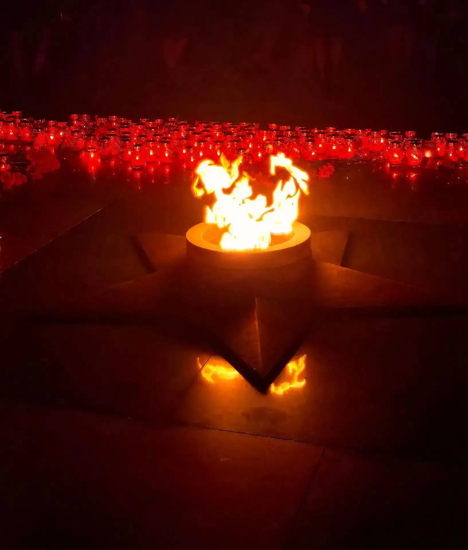 🕯️ СВЕЧА ПАМЯТИ
🕯️ Коллектив и ученики школы №50  приняли участие в траурной акции «Свеча памяти»,