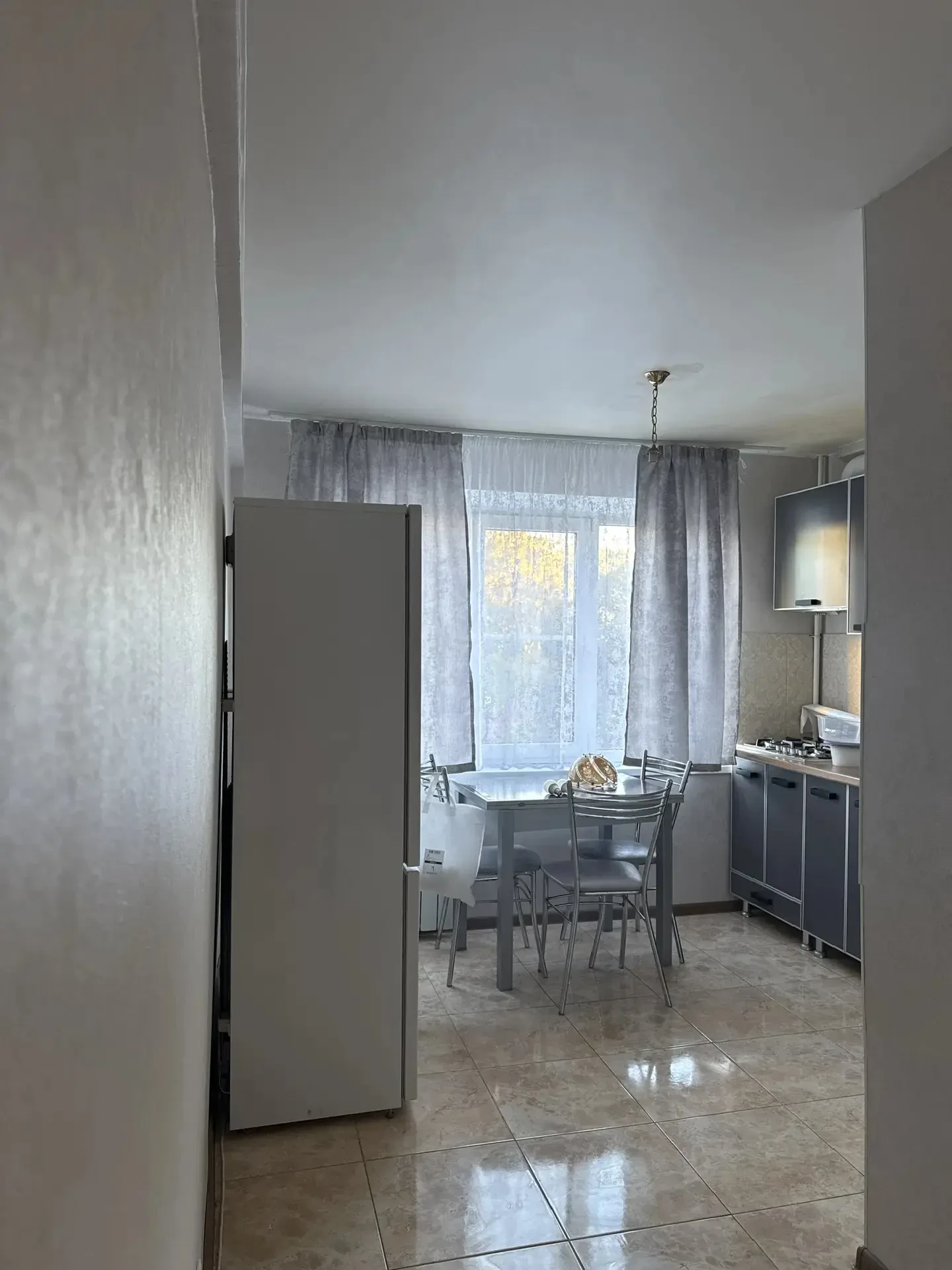 🏠 1комн кв,35 кв
💰 Цена: 40000

Сдаётся однокомнатная квартира с балконом в посёлке Кудепста улица