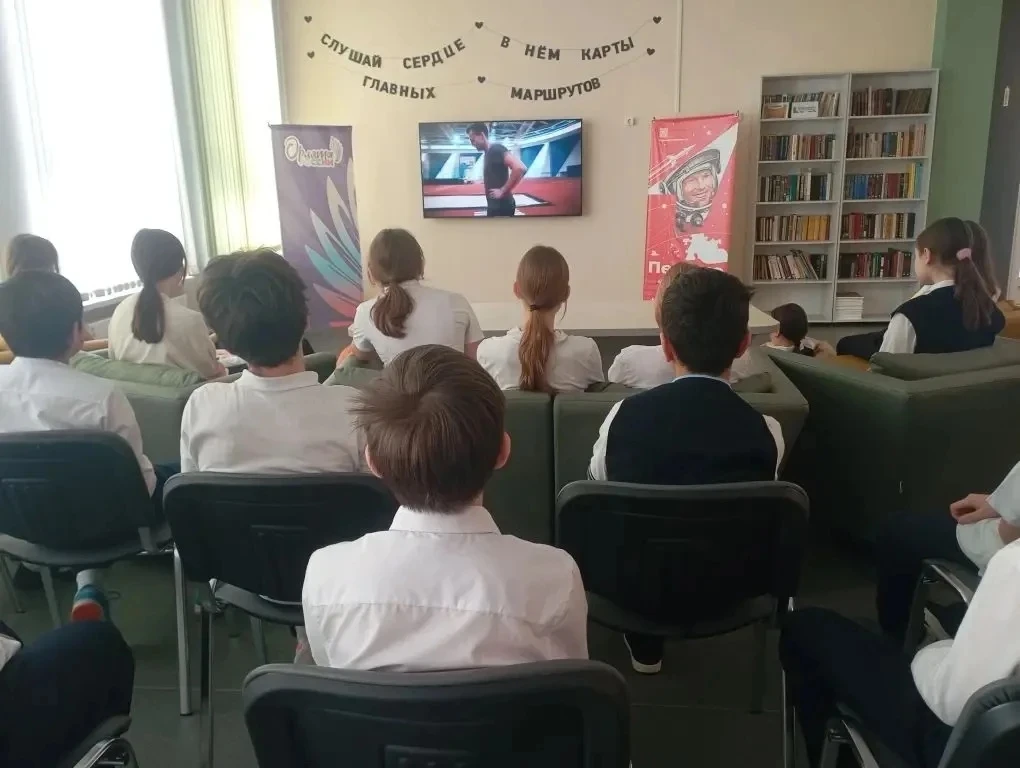 🎥 Кинолекторий «Путь героя»  📎 12 февраля советники директора по воспитанию школы №115 провели для у