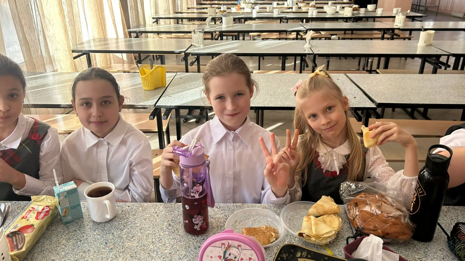 Масленица полным ходом!  В завершение учебной недели ученики 3‑го «Г» класса устроили праздничное ча