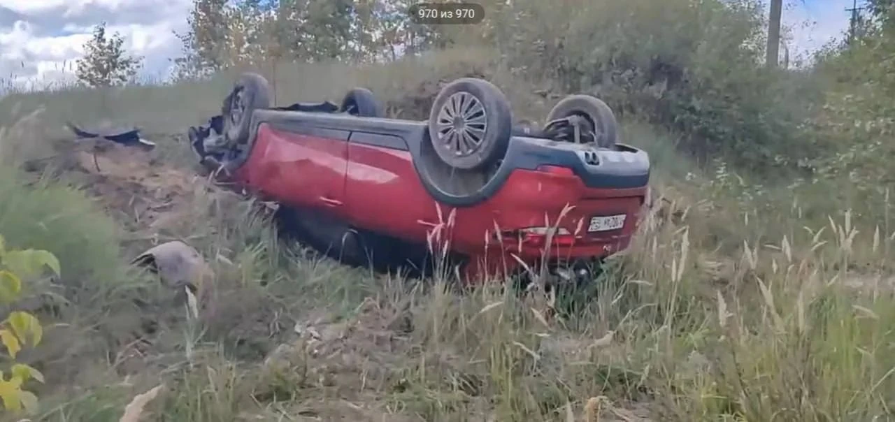 ​😰 Kia Rio вылетела с дороги во время обгона в Дзержинске — пострадали три человека