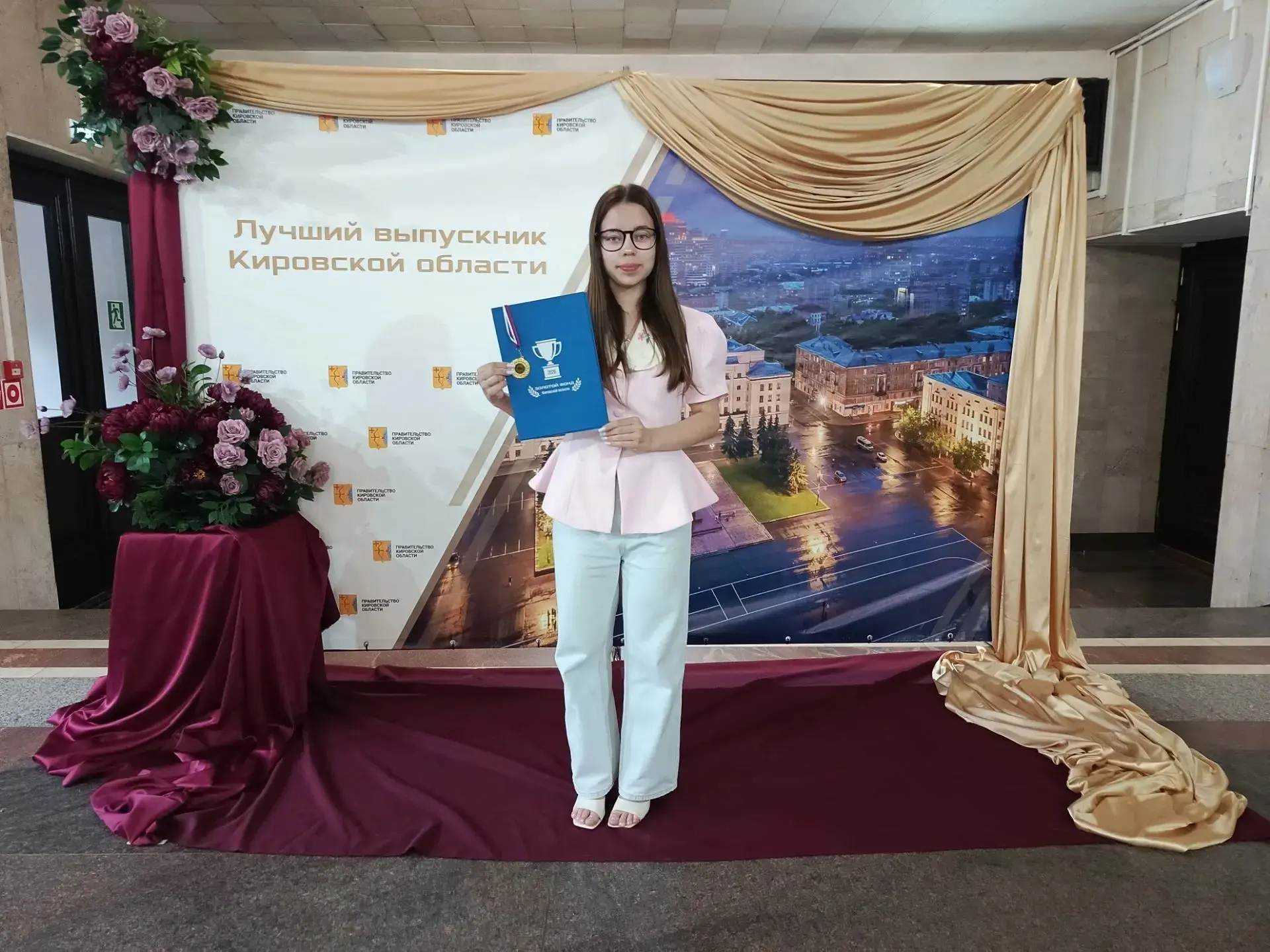 Гордость нашей школы — на Балу выпускников у Губернатора! 🌟✨