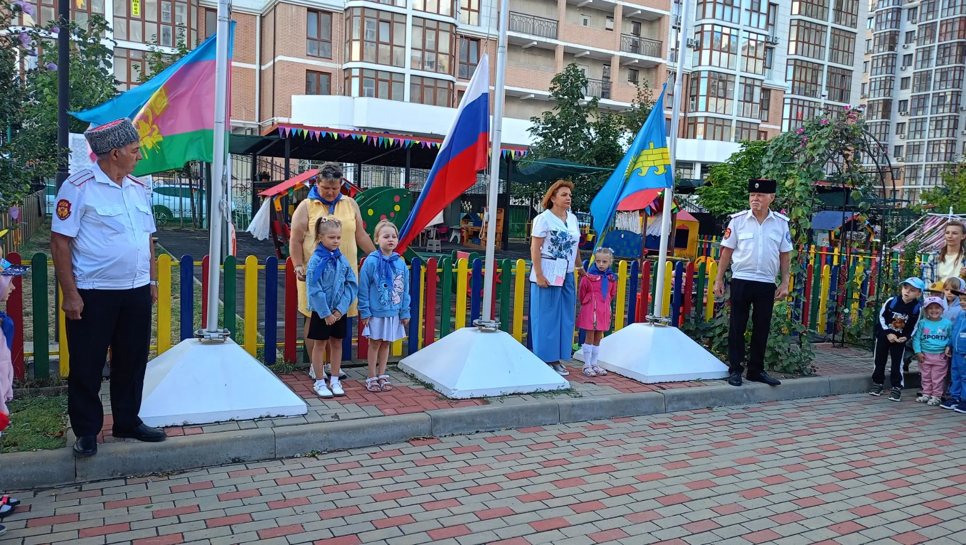 🎉 Сегодня в нашем детском саду — по традиции — состоялось торжественное поднятие флаго...