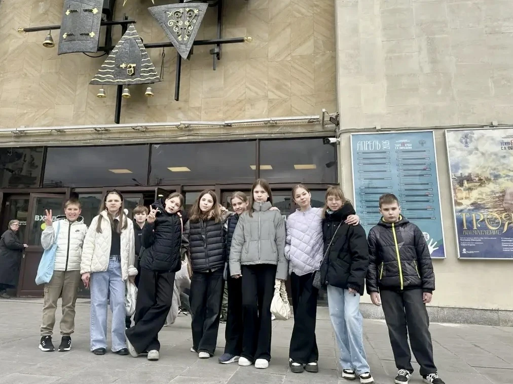 🚂 В театр  🎭 Ученики 5 «Г» класса побывали в Театр кукол имени С. В. Образцова и посмотрели спектакл