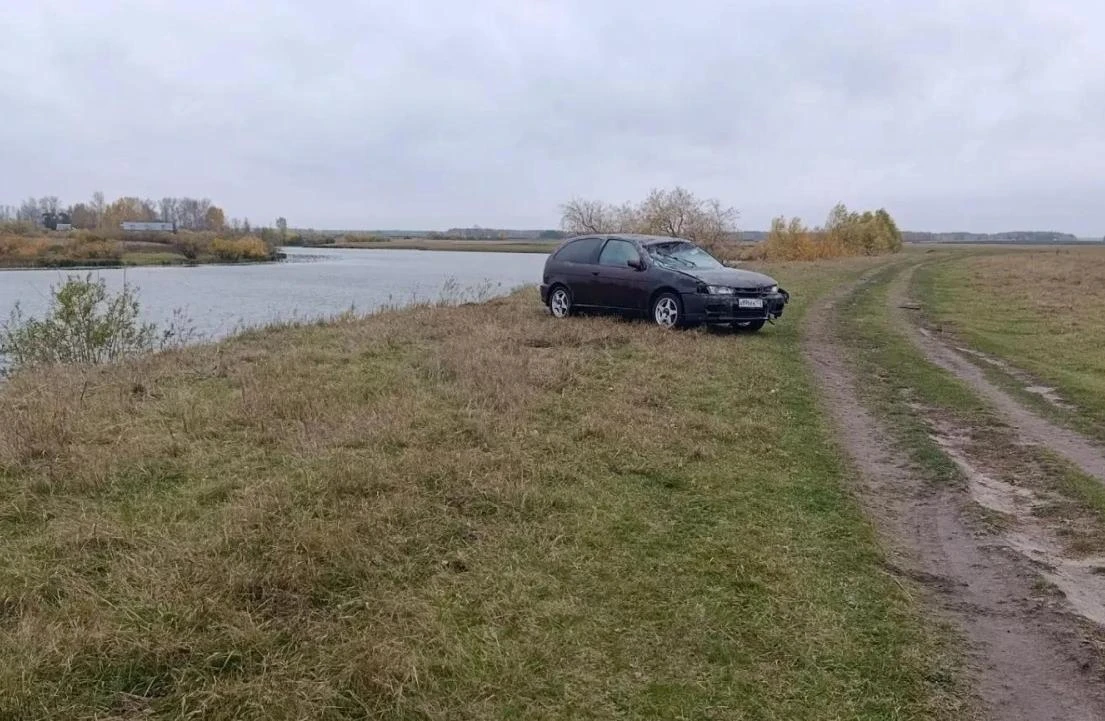 В тюменской деревне водитель «Ниссана» утонула, опрокинув машину в реку