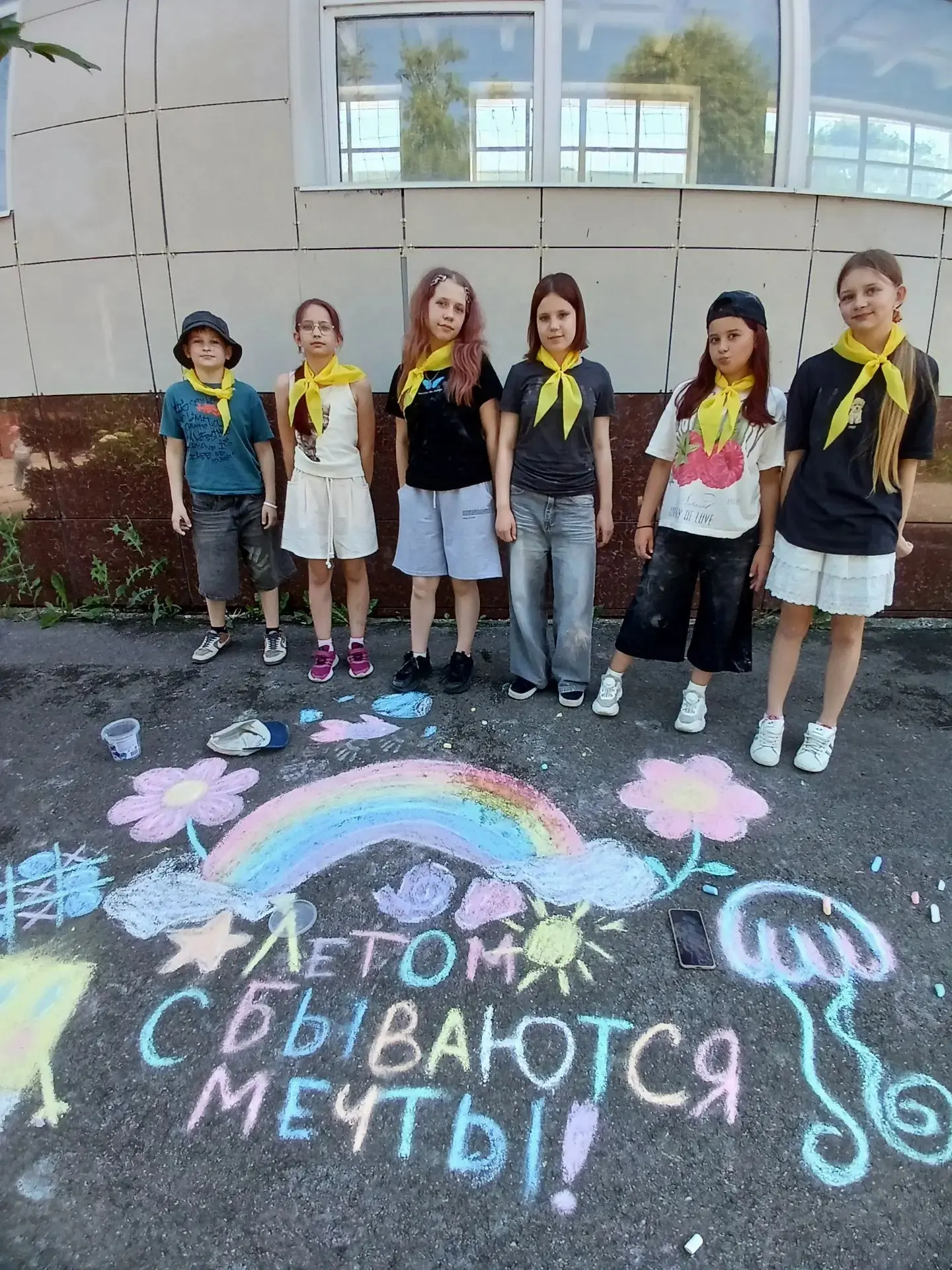 Весело и эмоционально  прошел день 19 июня в летнем лагере "Солнышко".
Ребята посетили премьеру муль