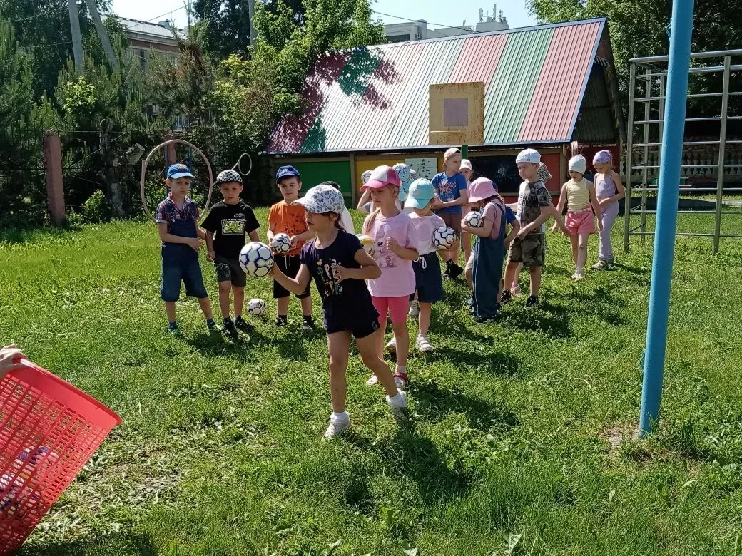 Спорт, дружба и триколор: встречаем День России!

В детском саду было шумно, весело и очень спортивн