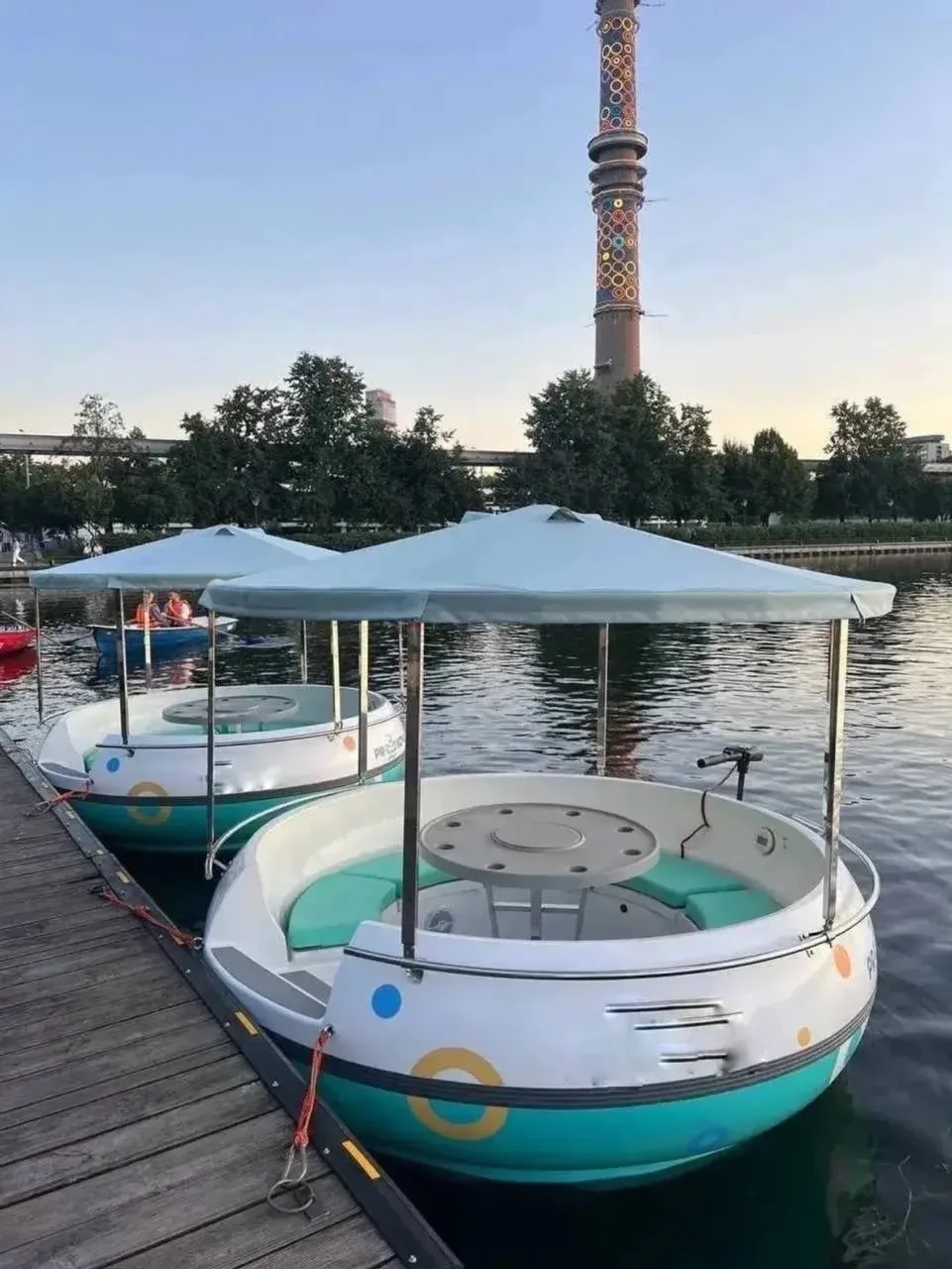 Абсолютная новинка: в парках Москвы появились плавучие беседки! 🌊🛶🎉
