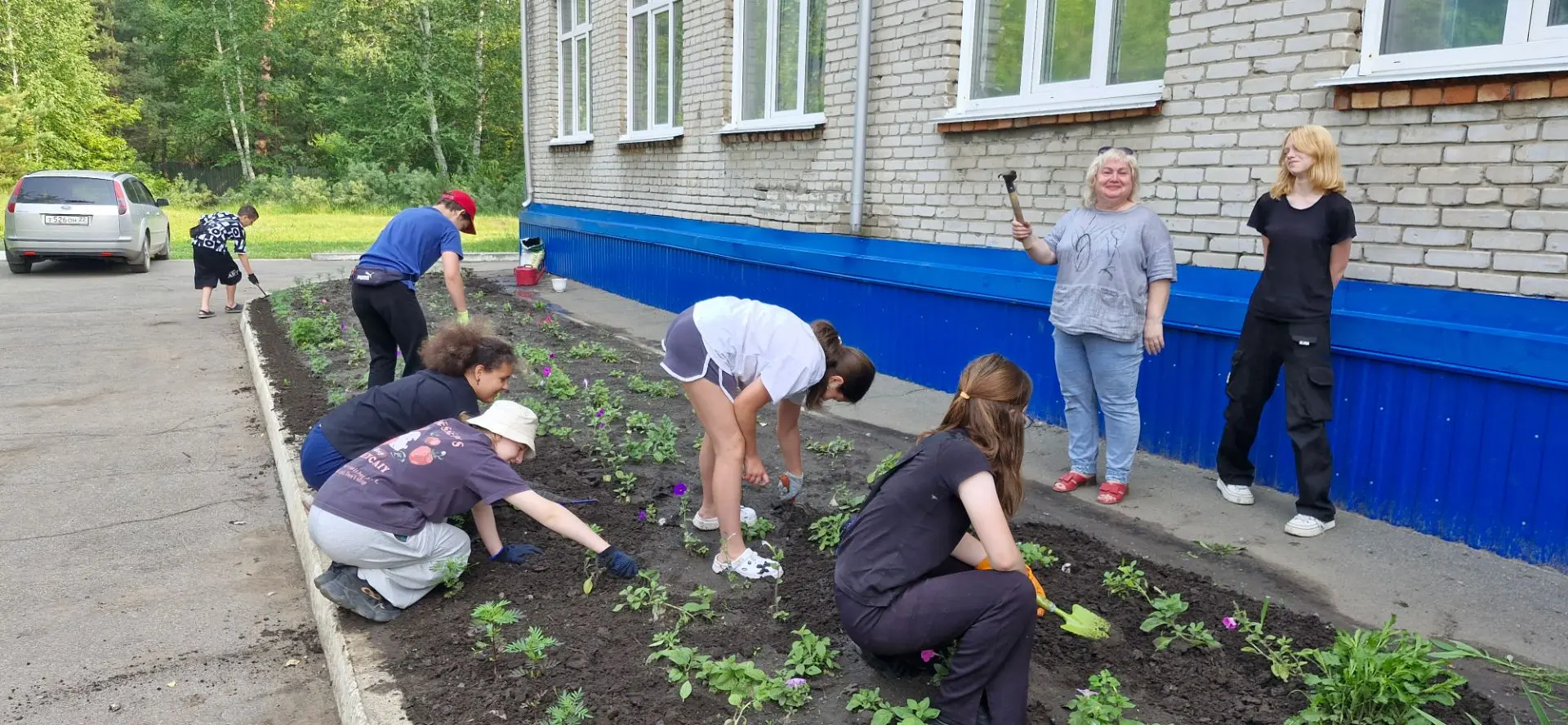 🌿🌞 Труд и забота на пришкольном участке в лагере «Цветочный городок»! 🌞🌿

Работа на пришкольном 