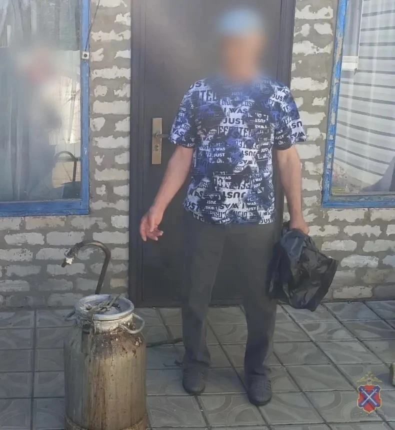 В  Жирновском районе пенсионер снова попался на продаже самогона — теперь ему грозит уголовка!

Штра
