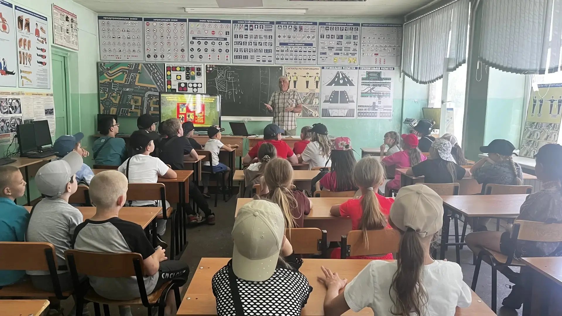 Звездный десант в ДОСААФ! 🚗💫
Сегодня наш школьный лагерь превратился в настоящий автоцентр! Вместо