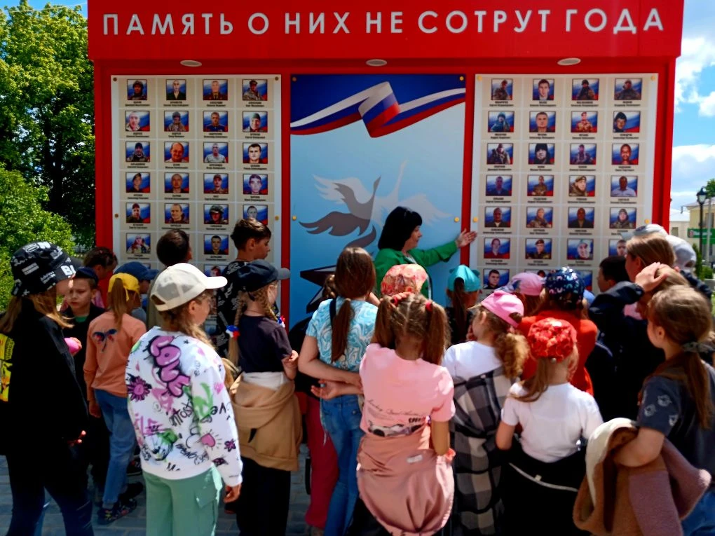 Ребята летнего оздоровительного лагеря с дневным пребыванием при комплексном центре соц...