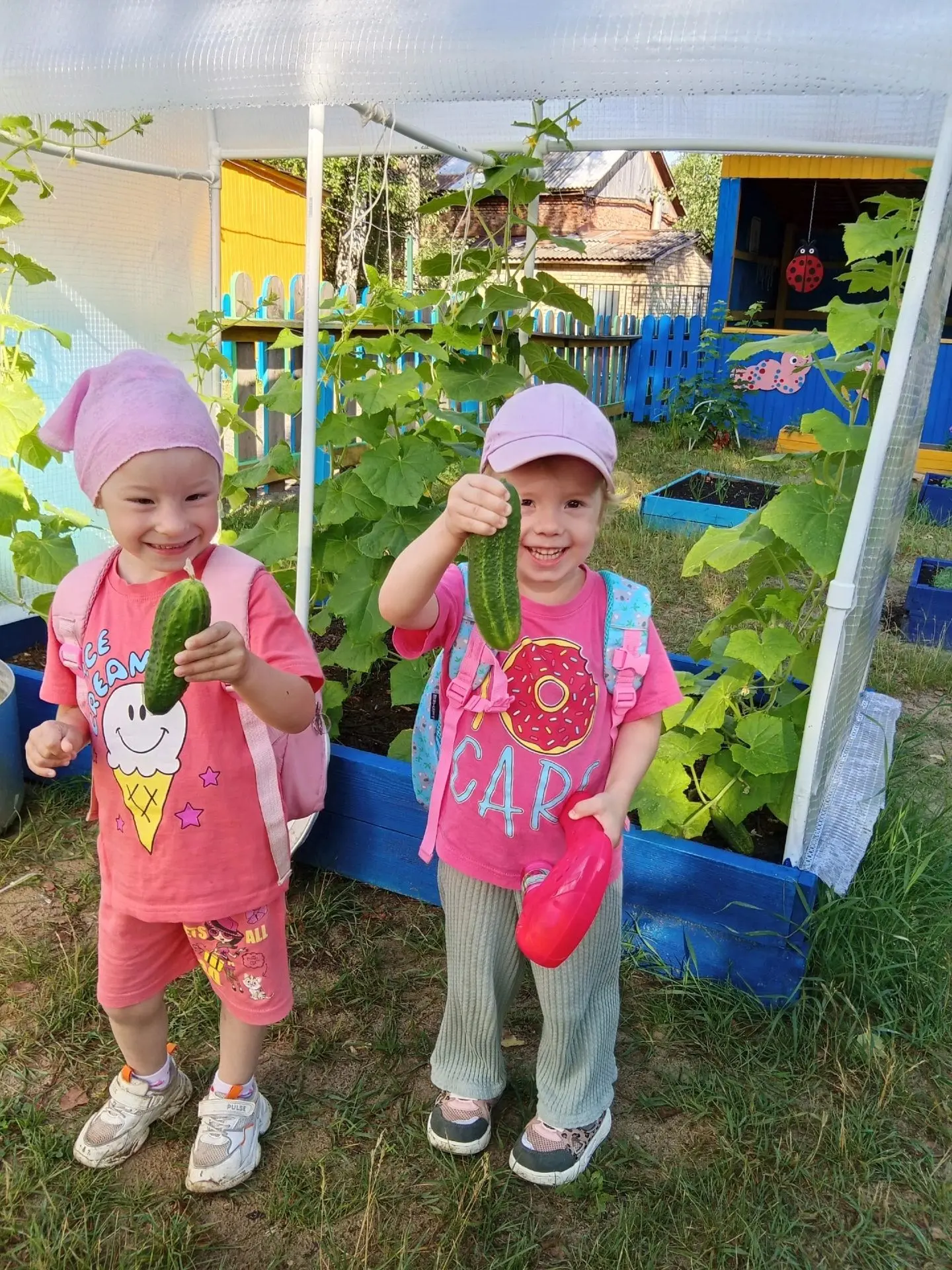 Ура, товарищи огородники! 🥒🎉 Поздравьте нас!

Какие красавцы — ровненькие, пупырчатые, прямо загля