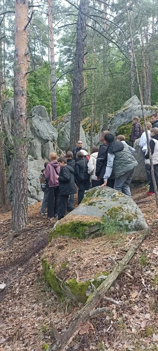 Сегодня природа подарила нам отличную погоду, и учащиеся 6б класса вместе с классным ру...