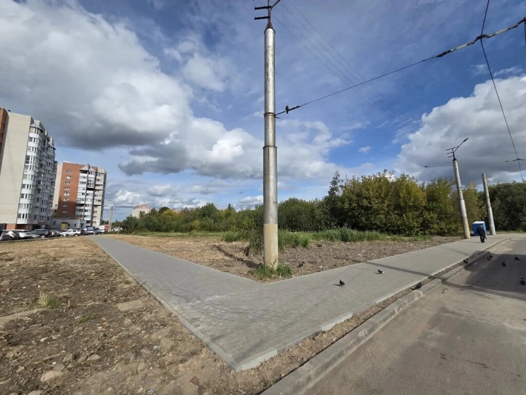 На Краснинском шоссе обустроили пешеходную дорожку к остановке