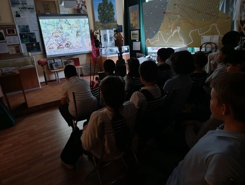 Продолжаем идти Дорогами Победы!  🎗️Сегодня 5 «З» класс, вместе с классным руководителем Зайцевой А.