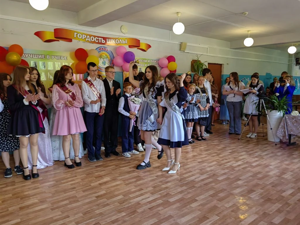 Вальс прощания со школой: сегодня прозвенел Последний звонок!
