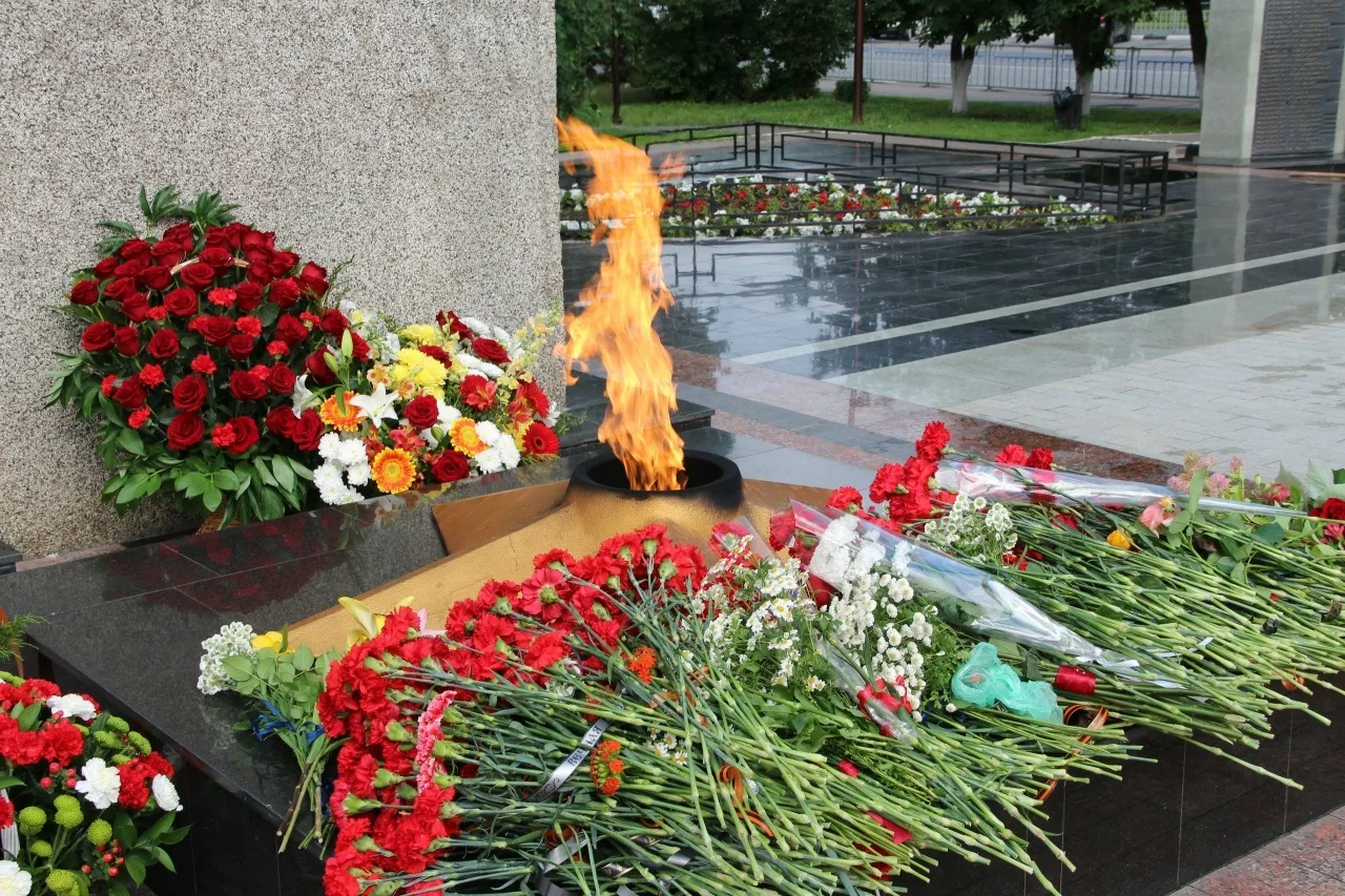 Сегодня, в День памяти и скорби, медицинские работники приняли участие в церемонии возложения цветов