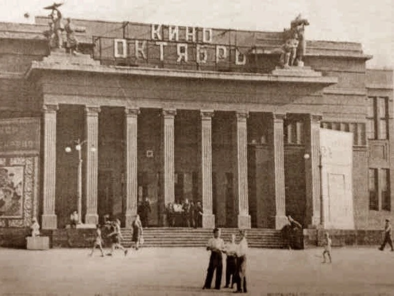 Архитектурная жемчужина города — кинотеатр «Октябрь». В жаркие дни лета 1935 года начал...