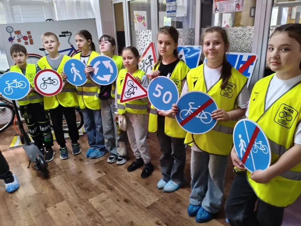 🚦 Урок безопасности: изучаем ПДД вместе!

16 мая с ребятами 4В класса была проведена  увлекательная