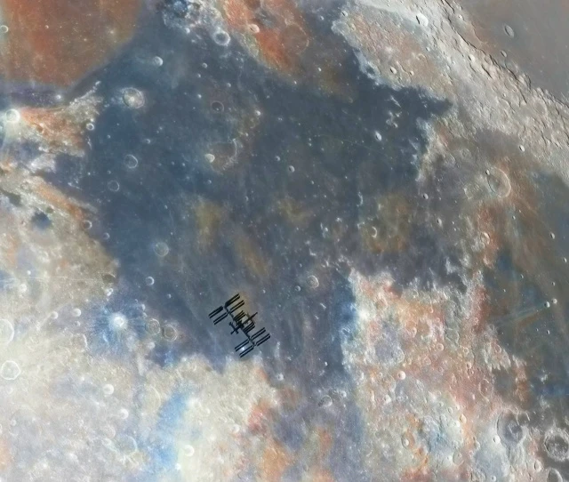МКС, заснятая на фоне лунного Моря Спокойствия 😍