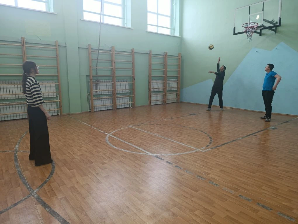 4 мая в МКОУ СОШ с. Верхний Сеймчан прошла дружеская встреча по волейболу между сборным...