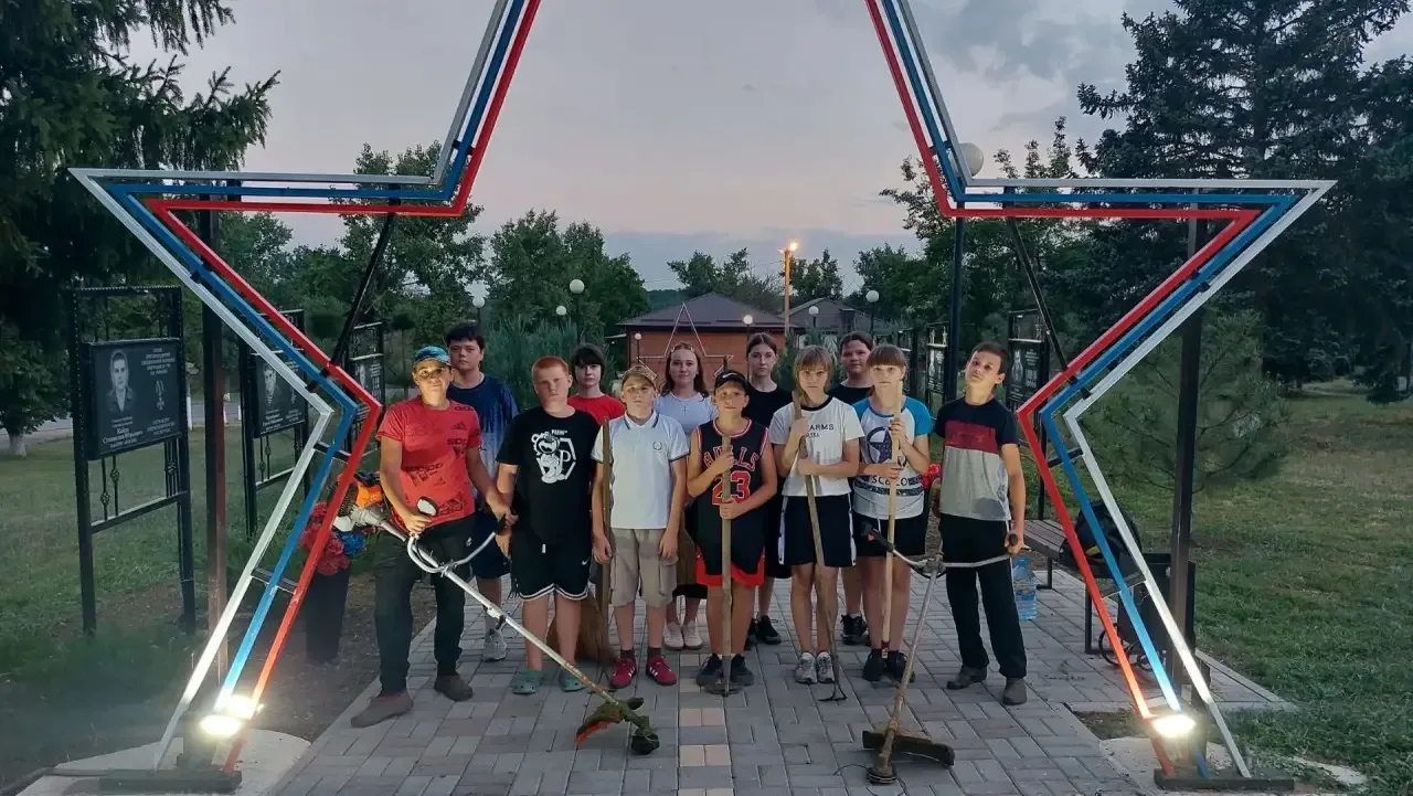 🇷🇺Участники дневной тематической школьной площадки «Волонтеры» провели важную патриотическую акцию