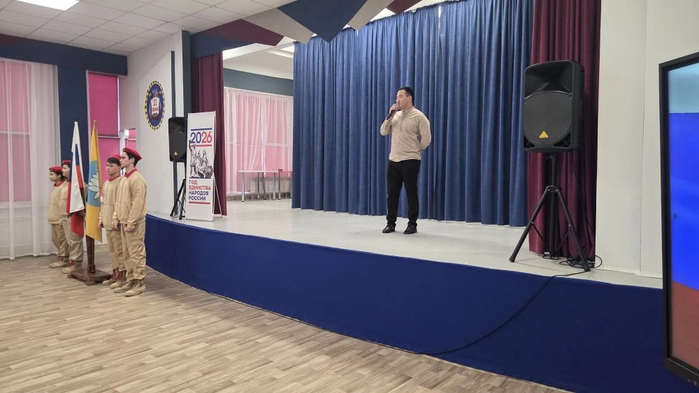 🎭 Доброе утро, друзья!  На этой неделе наша линейка была посвящена волшебному миру театра! Мы начали