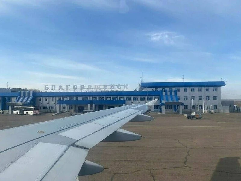 Самолет DHC-8 авиакомпании Аврора, который летел рейсом HZ-4110 из Благовещенска в Зею,...