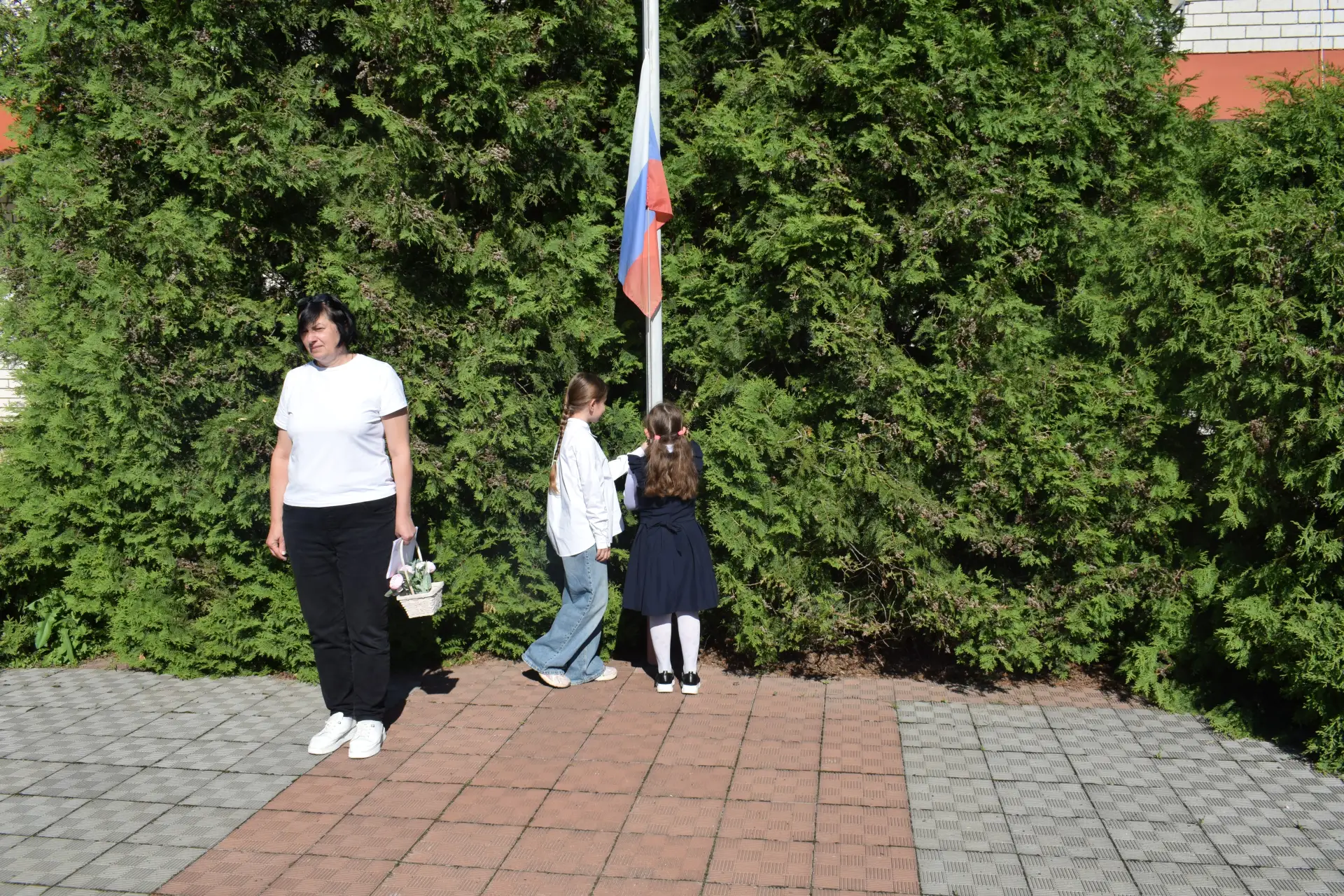 - ТОРЖЕСТВЕННАЯ ЛИНЕЙКА ПОДНЯТИЯ ФЛАГА РОССИИ -