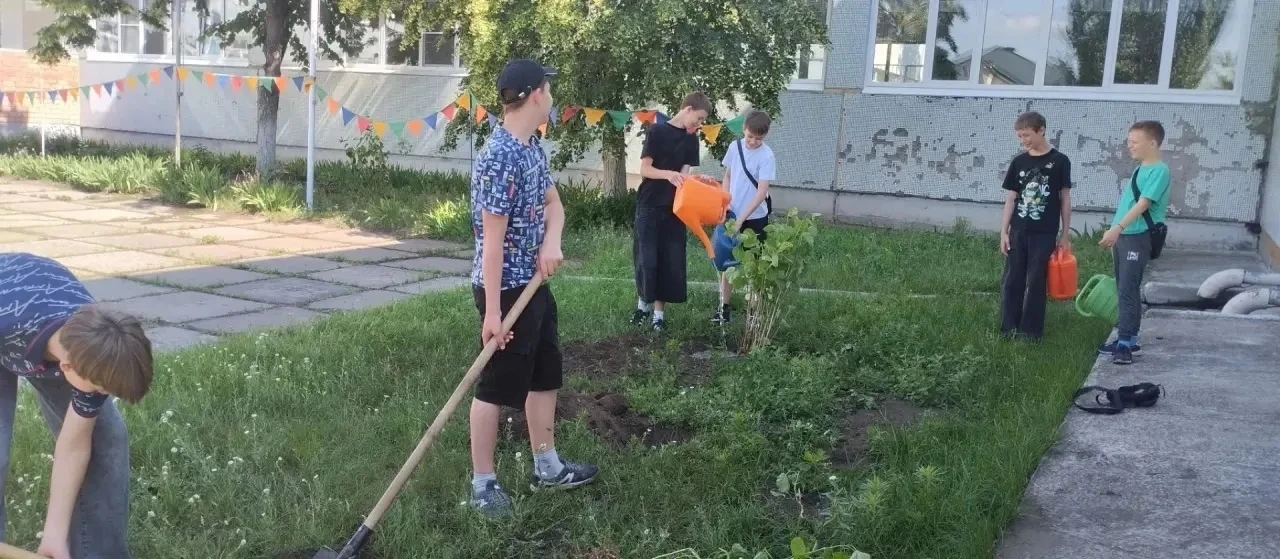 С 1 июня на пришкольной территории начал свою работу школьный экологический отряд "Эколята" 
🎯 Наш 