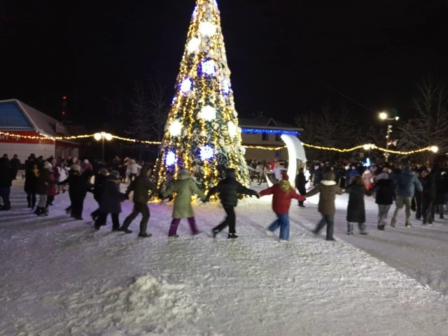 🎄💥В  новогоднюю ночь жители и гости города Окуловка собрались на центральной площади,...