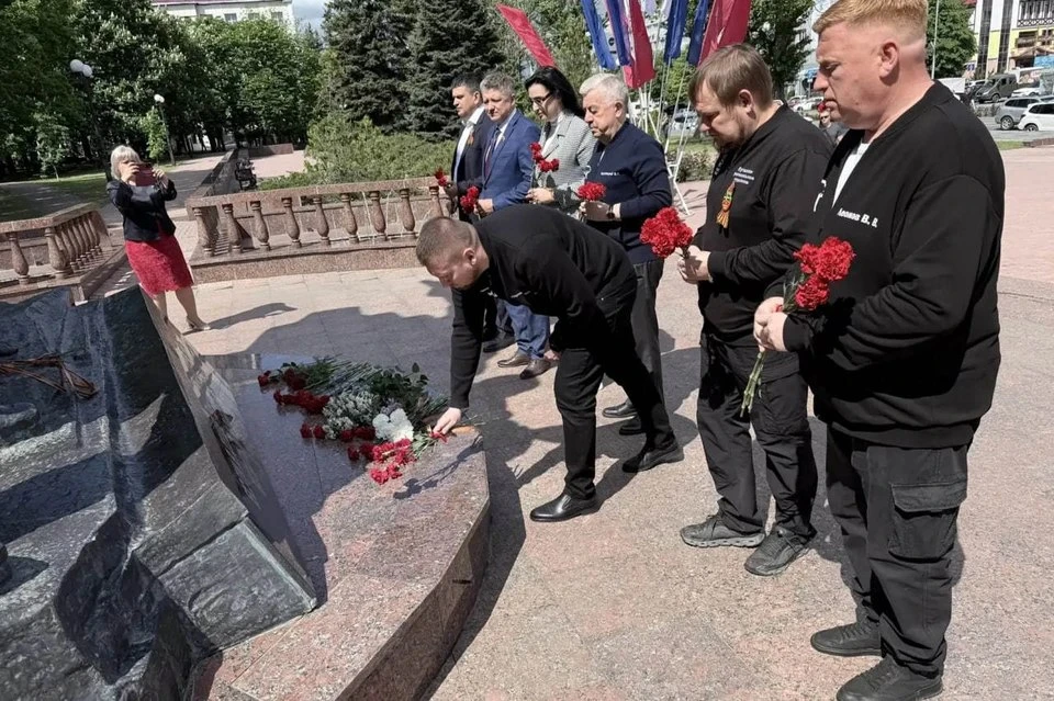 🚩 12-я годовщина ЛНР отмечена церемонией возложения цветов  В Луганске 12 мая прошли памятные меропр