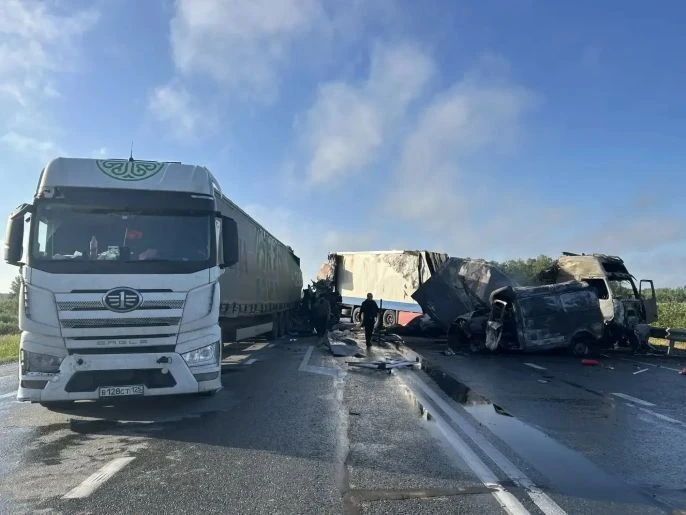 На трассе Тюмень — Омск произошло массовое ДТП с фурами