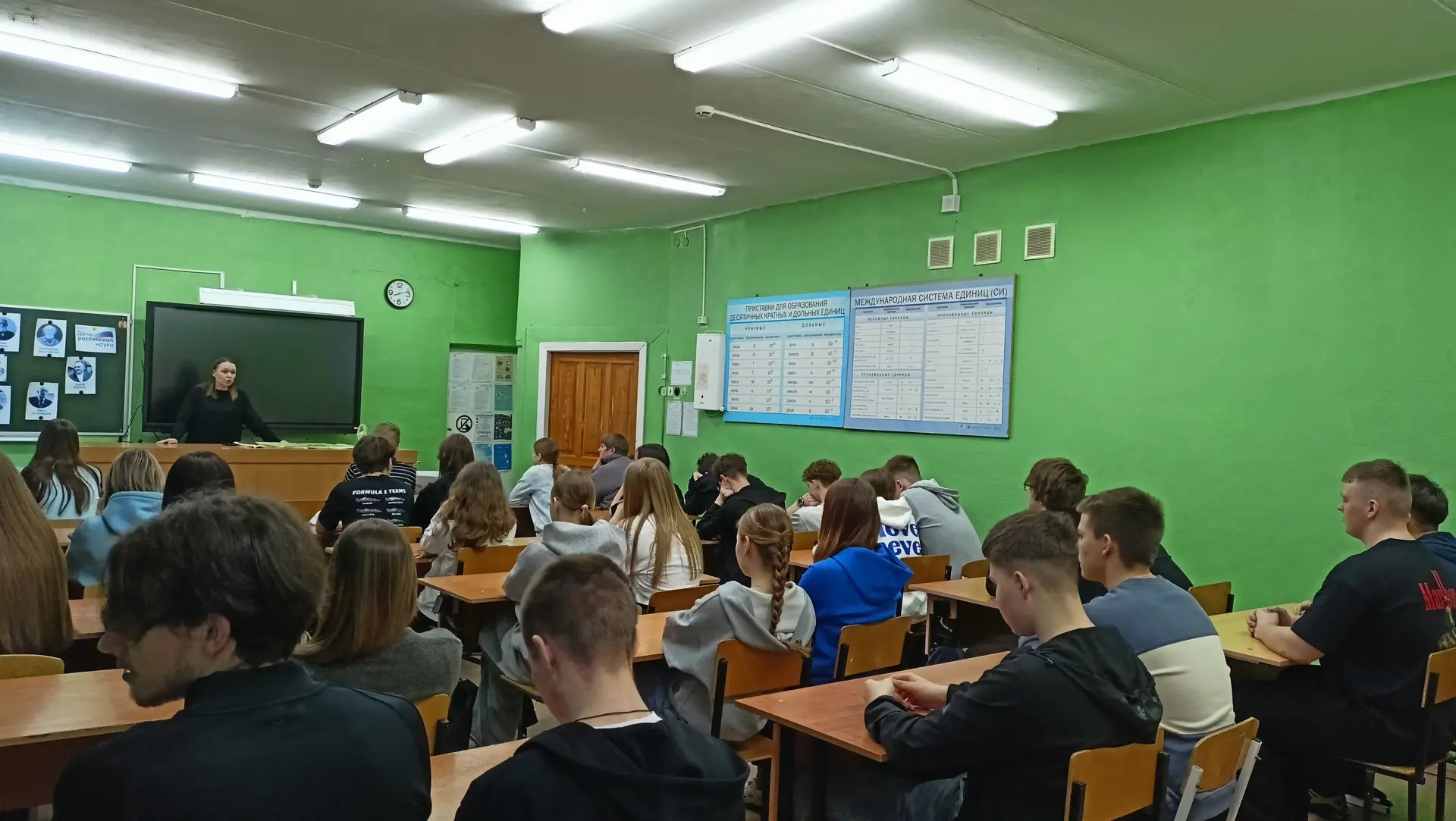 Доктор, но не для детей, А для птиц и для зверей.😿 У него особый дар, Этот врач - ветеринар.🧑‍⚕️ 9 ф