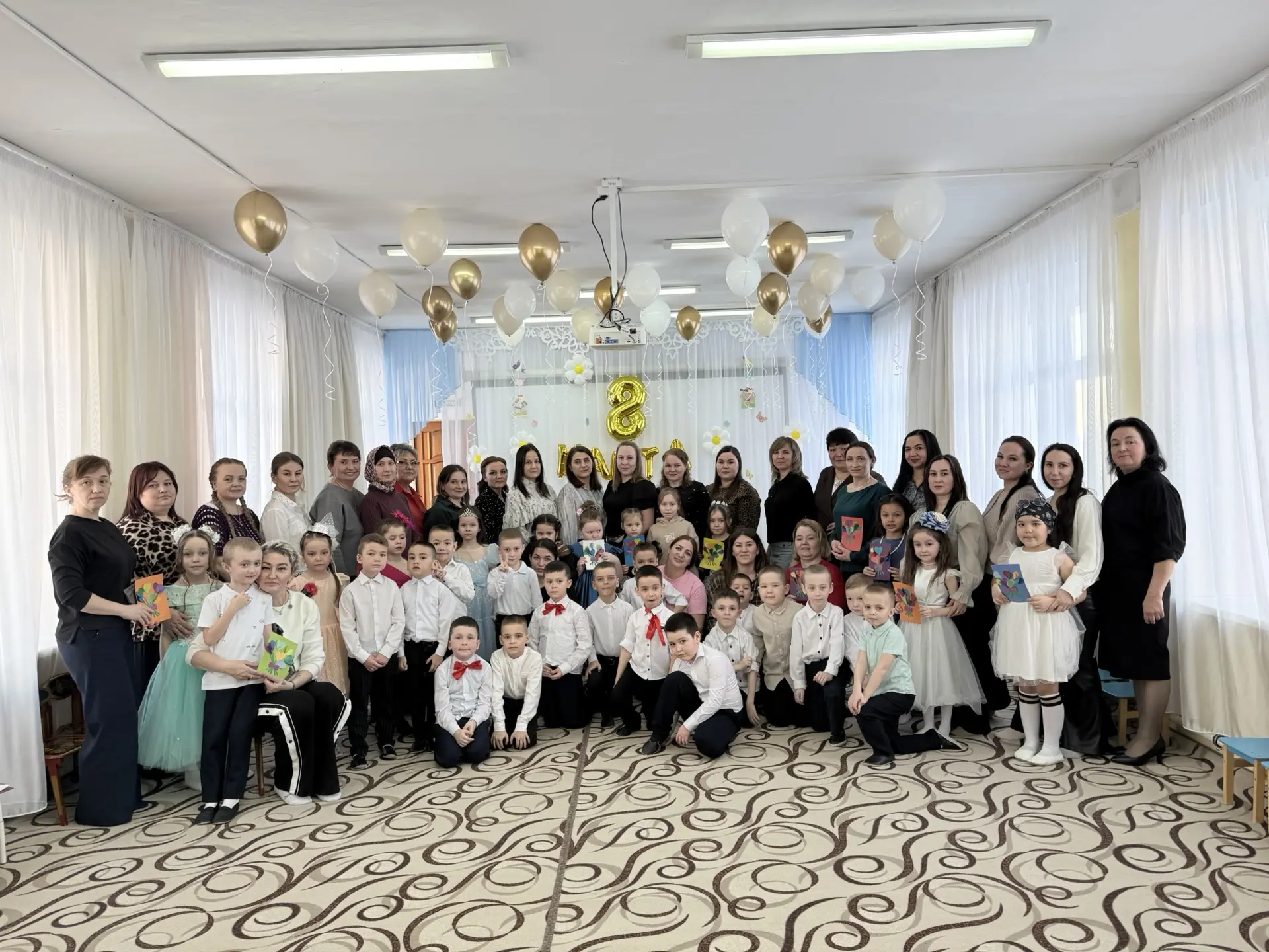 «С праздником, милые дамы!»/«Бәйрәм белән!»
8 Марта в детском саду – самый трогательный, нежный и уд