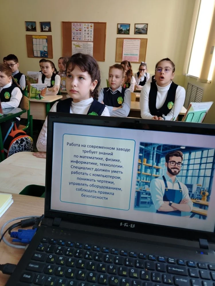 Наступившая неделя по традиции началась с общешкольной линейки. Юнармейцы школьного отряда «Пересвет