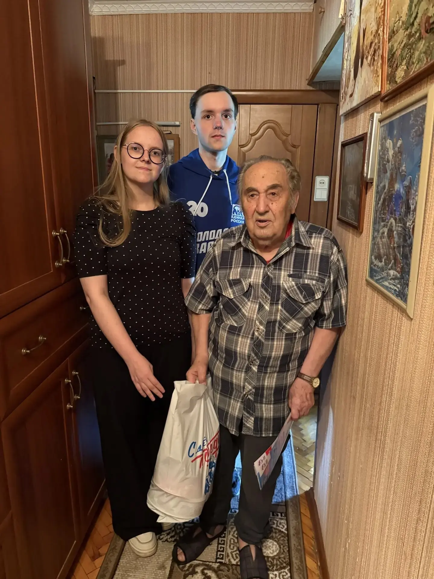 Молодогвардейцы САО г. Москвы адресно поздравили ветеранов Великой Отечественной войны