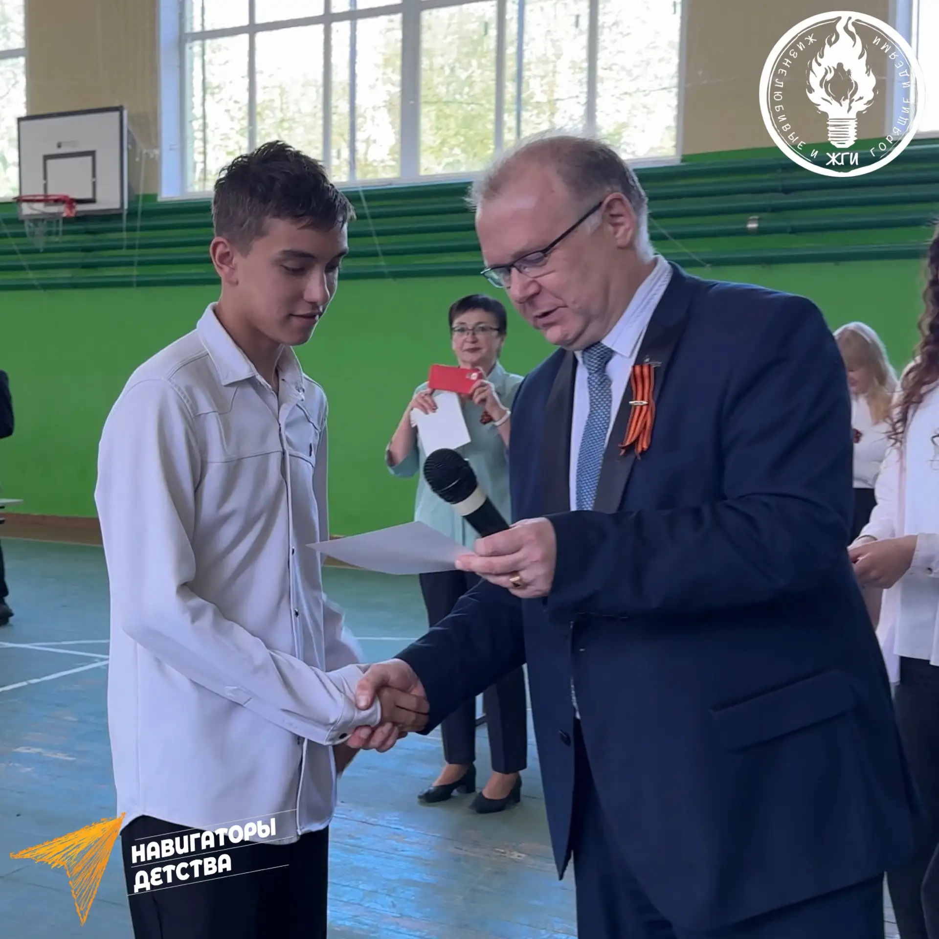 🎗️В нашей школе прошел замечательный фестиваль, посвященный Дню Победы! ⭐️  Ученики 6А и 6В классов 