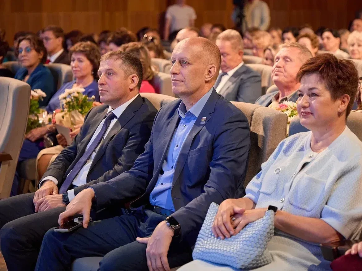 В день областного педсовета учителям пообещали уменьшить бюрократию